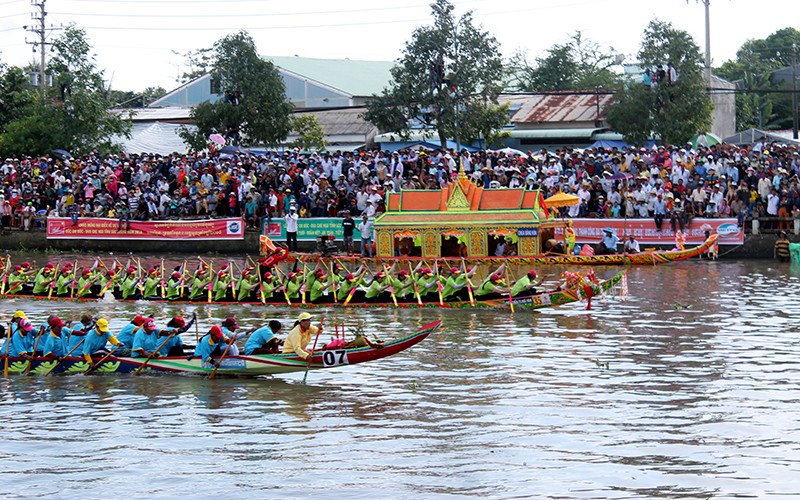 Tưng bừng lễ hội Ok Om Bok của đồng bào Khmer