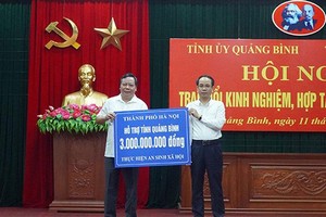 Lãnh đạo TP Hà Nội trao kinh phí hỗ trợ an sinh xã hội cho tỉnh Quảng Bình.