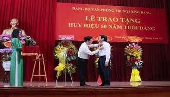 Đồng chí Võ Văn Thưởng, Thường trực Ban Bí thư trao Huy hiệu 50 năm tuổi Đảng cho nguyên Chủ tịch nước Trương Tấn Sang.