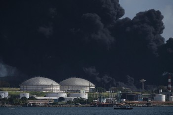 Khói đen bốc lên từ hiện trường vụ cháy kho nhiên liệu tại tỉnh Matanzas, Cuba. (Ảnh: AFP/TTXVN)