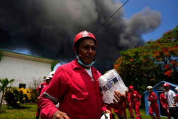 Một nhân viên cứu hỏa với gương mặt thất thần khi chứng kiến vụ hỏa hoạn. (Ảnh: El País)
