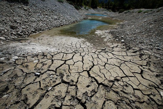Đất đai nứt nẻ và khô cằn bên bờ hồ Le Broc, Pháp, ngày 5/8/2022. (Ảnh: Reuters)