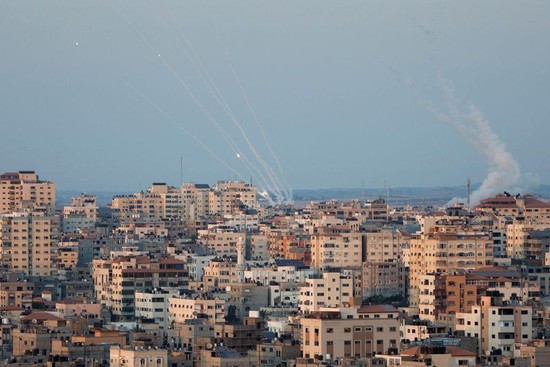 Các quả rocket từ phía Palestine phóng vào Israel, trong bối cảnh xung đột Israel-Palestine căng thẳng ở Dải Gaza, ngày 7/8/2022. (Ảnh: Reuters)