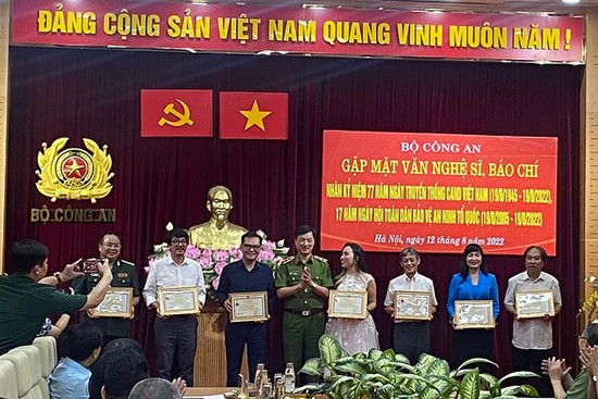Trung tướng Nguyễn Duy Ngọc trao bằng khen, kỷ niệm chương tặng các nghệ sĩ, nhà báo.