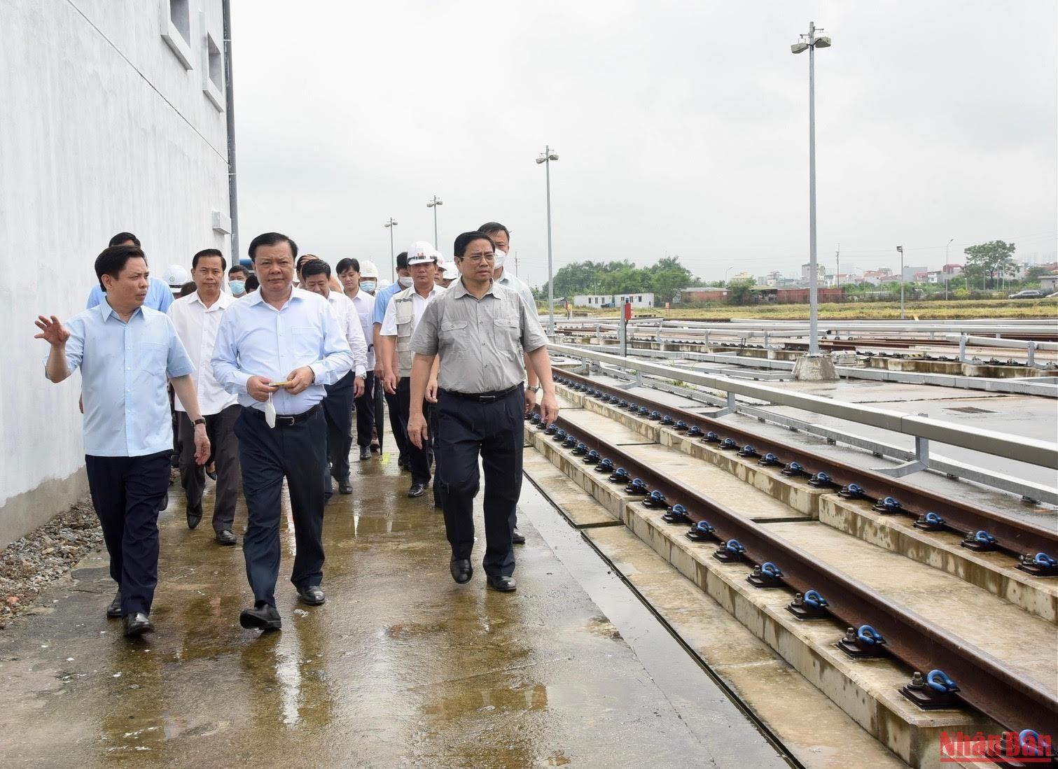 Thủ tướng Phạm Minh Chính kiểm tra tiến độ Dự án đường sắt đô thị Nhổn-Ga Hà Nội ảnh 9
