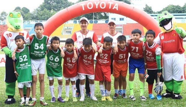 HLV Hồng Sơn sẽ tiếp tục huấn luyện các cầu thủ nhí tại trại hè 2016.