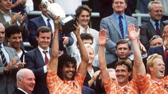 Các cầu thủ Hà Lan với chiếc cúp vô địch Euro 1988. (Ảnh: internet)