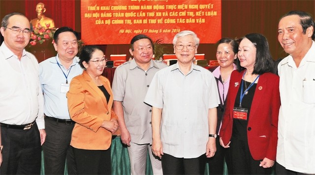 Tổng Bí thư Nguyễn Phú Trọng với các đại biểu dự Hội nghị. Ảnh: TRÍ DŨNG (TTXVN)