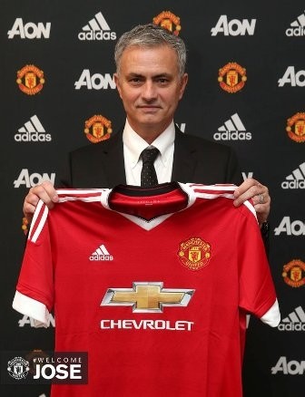 HLV J. Mourinho trong buổi ra mắt Manchester United.