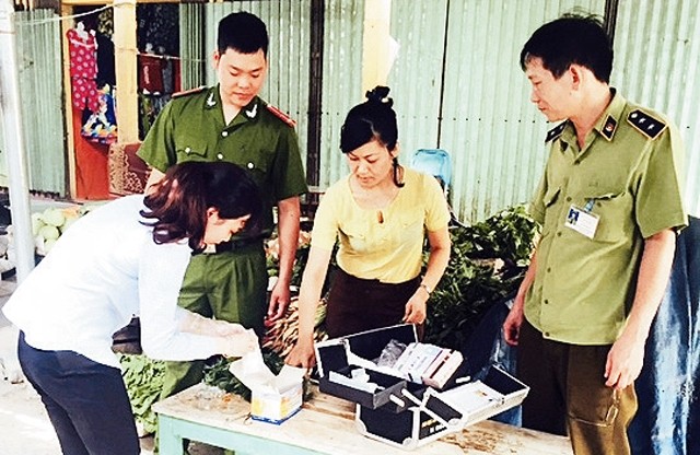 Đoàn thanh tra ATTP quận Nam Từ Liêm xét nghiệm thực phẩm. 
