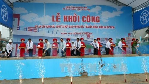 Lãnh đạo TP Hà Nội và Bộ GTVT thực hiện lễ khởi công dự án. (Ảnh: HUY HÙNG)