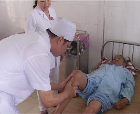 Bác sĩ chăm sóc bệnh nhân Phạm Thị Y sau phẫu thuật thành công.