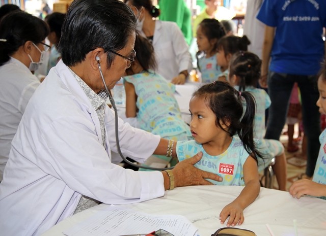 Đoàn y sĩ, bác sĩ Tâm Việt khám bệnh và cấp thuốc miễn phí cho trẻ em nghèo.
