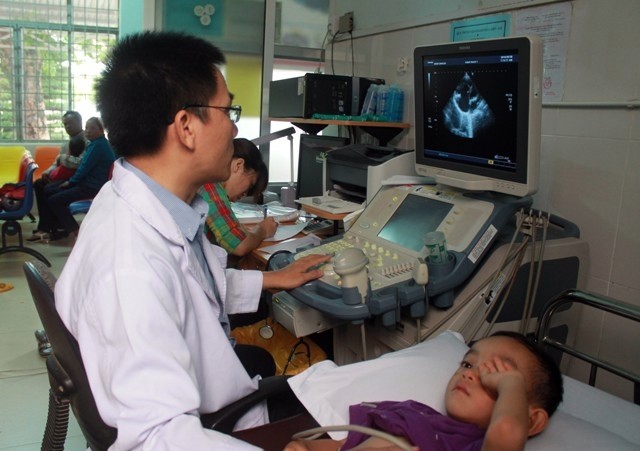 Bác sĩ Bệnh viện Y dược TP Hồ Chí Minh siêu âm, kiểm tra tim cho trẻ em ở Đác Lắc.