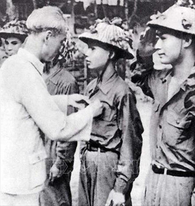 Chủ tịch Hồ Chí Minh thưởng huy hiệu cho các chiến sĩ lập nhiều chiến công trong chiến dịch Điện Biên Phủ. Ảnh: Tư liệu.