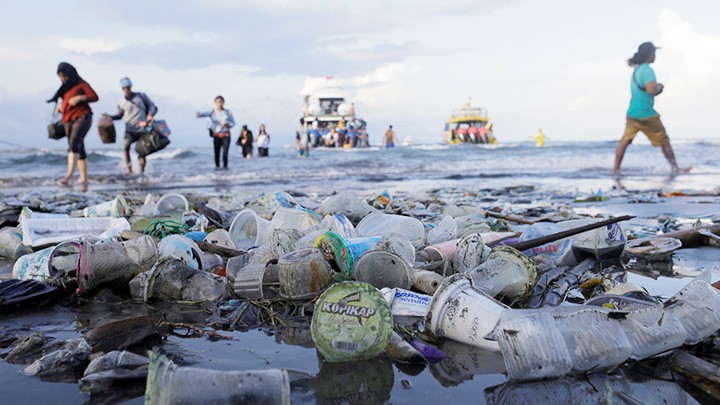 Xử lý rác thải nhựa là bài toán khó ở nhiều quốc gia. Ảnh: AP
