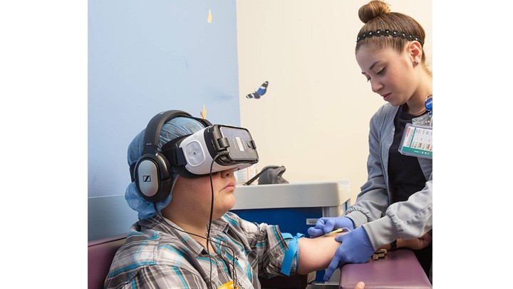 Ứng dụng VR trong hỗ trợ giảm đau cho bệnh nhân. Ảnh: BBC