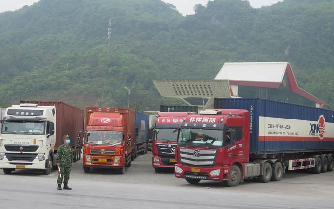 Các xe trở hàng hóa nông sản đang chờ làm thủ tục xuất khẩu qua Cửa khẩu Quốc tế Hữu Nghị, Đồng Đăng.