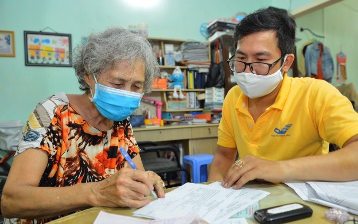Chi trả lương hưu tại nhà ở TP Hồ Chí Minh trong đợt phòng, chống dịch Covid-19 vừa qua. (Ảnh minh họa: Bảo hiểm xã hội Việt Nam).