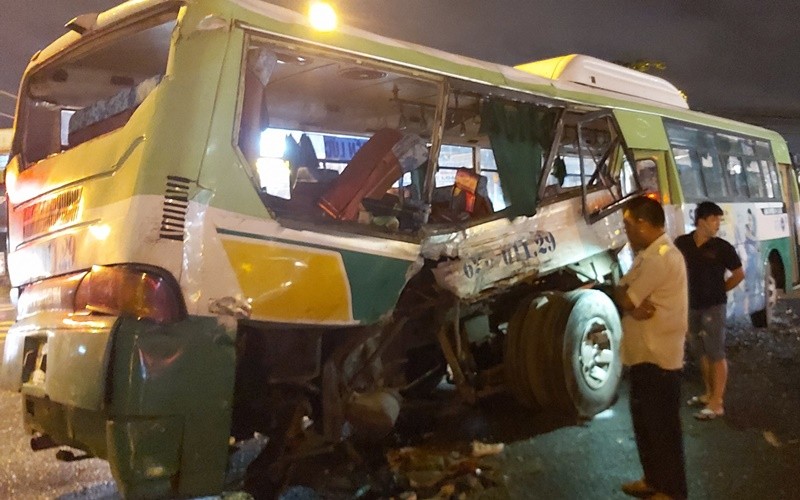 Hiện trường tai nạn giao thông làm 20 người bị thương tại Long An.