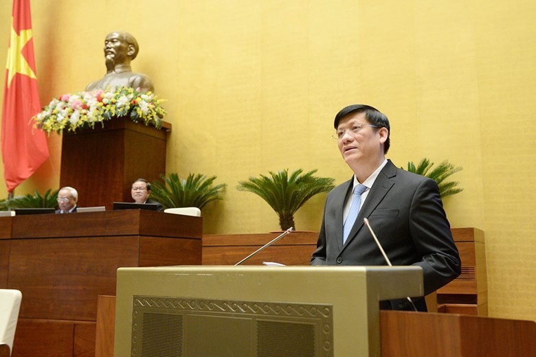 Quyền Bộ trưởng Y tế Nguyễn Thanh Long, thừa ủy quyền của Thủ tướng Chính phủ trình bày Tờ trình về dự án Luật sửa đổi, bổ sung một số điều của Luật Phòng, chống nhiễm vi rút gây ra hội chứng suy giảm miễn dịch mắc phải ở người (HIV/AIDS), sáng 23-10. 