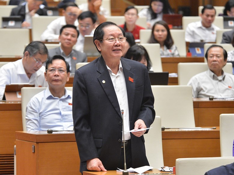 Bộ trưởng Nội vụ Lê Vĩnh Tân trả lời chất vấn tại Kỳ họp thứ 10, Quốc hội khoá XIV, ngày 9-11.