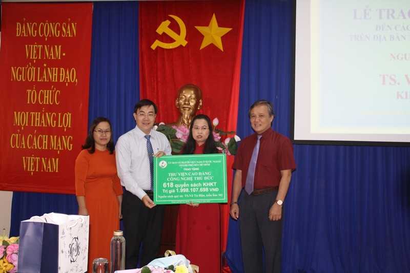 Đại diện Ủy ban về người Việt Nam ở nước ngoài TP Hồ Chí Minh trao sách cho các trường.