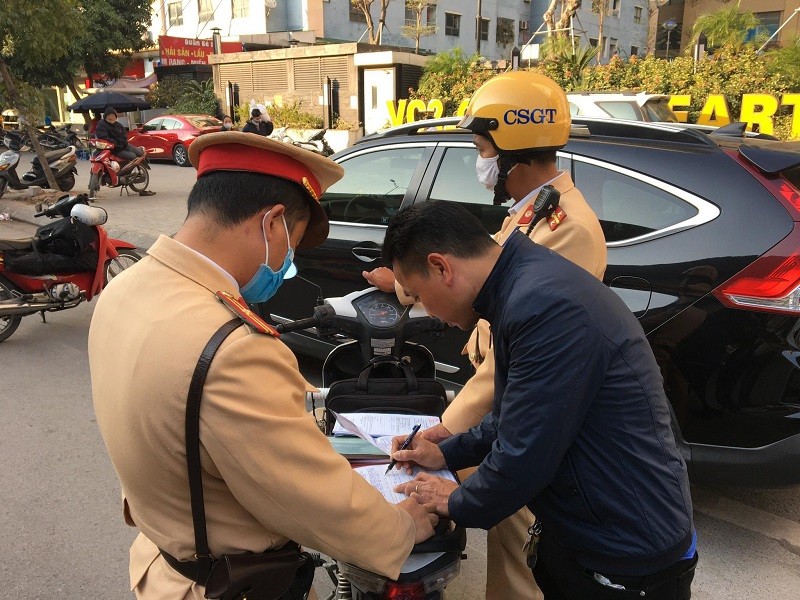 Lực lượng Cảnh sát giao thông Hà Nội đẩy mạnh xử lý dừng, đỗ phương tiện trái quy định trong dịp Tết dương lịch.