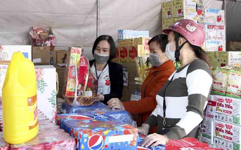 Công nhân, lao động mua sắm tại Phiên chợ công nhân