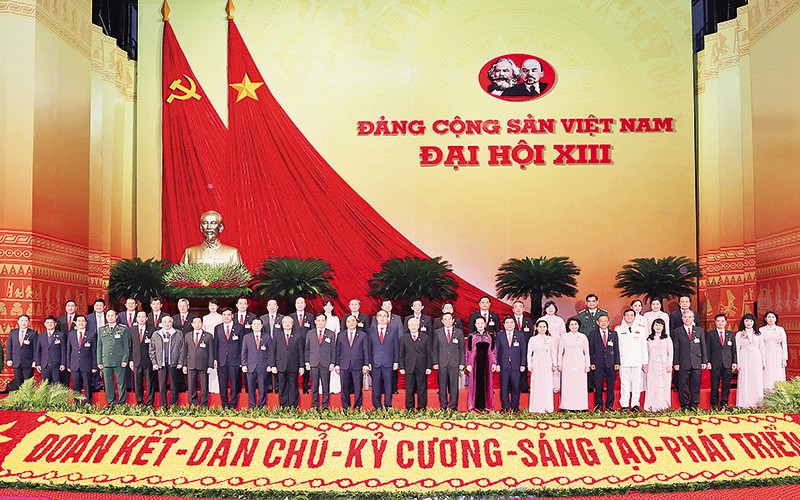 Các đồng chí lãnh đạo Ðảng, Nhà nước với Ðoàn đại biểu Ðảng bộ TP Hồ Chí Minh. Ảnh: TRÍ DŨNG (TTXVN)