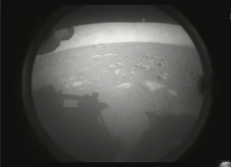 Hình ảnh đầu tiên về bề mặt sao Hỏa được gửi từ tàu Perseverance ngay sau khi hạ cánh xuống miệng núi lửa Jezero, ngày 18-2 theo giờ địa phương. Ảnh: NASA.