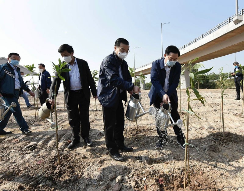 Bí thư Thành ủy Vương Đình Huệ, Chủ tịch UBND thành phố Hà Nội Chu Ngọc Anh và các đại biểu trồng cây tại lễ phát động. (Ảnh: DUY LINH)