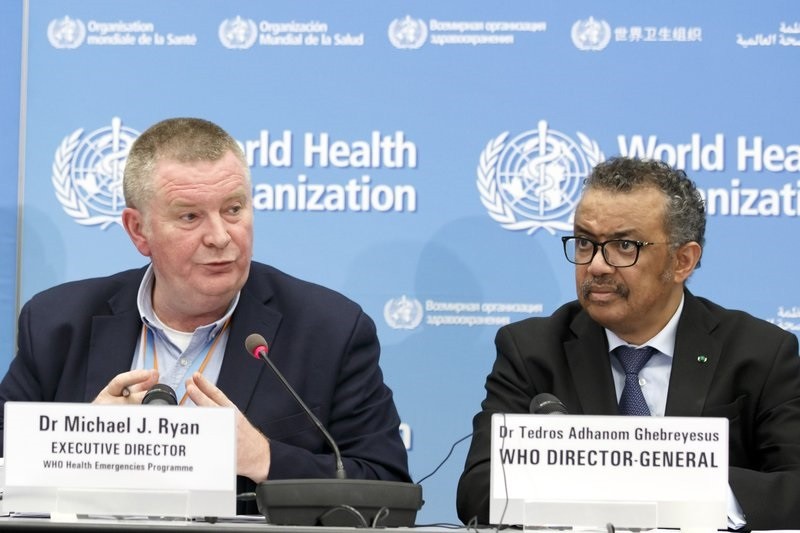 Tổng Giám đốc Tổ chức Y tế Thế giới (WHO), ông Tedros Adhanom Ghebreyesus (bên phải) phát biểu tại một cuộc họp báo về Covid-19 tại trụ sở Tổ chức Y tế Thế giới ở Geneva, Thụy Sĩ. Ảnh: AP.