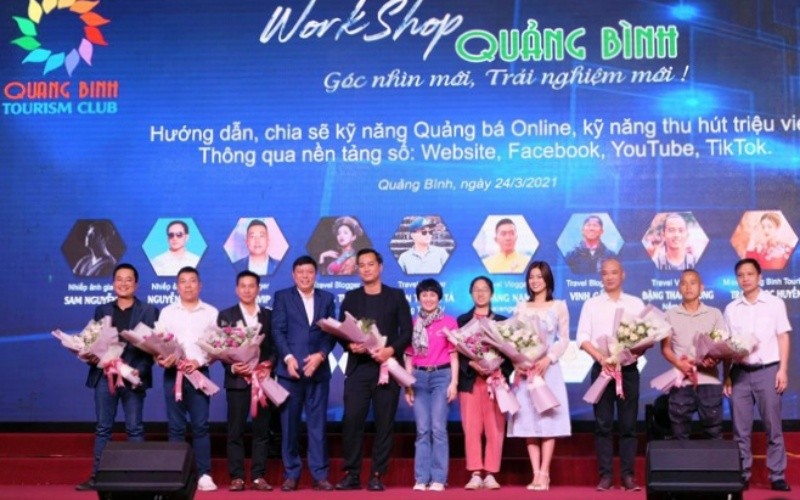 Lãnh đạo Sở Du lịch Quảng Bình tặng hoa cho những người nổi tiếng cho trên mạng xã hội đến chia sẻ kinh nghiệm quảng bá du lịch trên nền tảng số.