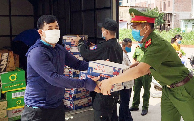 Vận chuyển hàng cứu trợ cho công nhân tại huyện Việt Yên, Bắc Giang.
