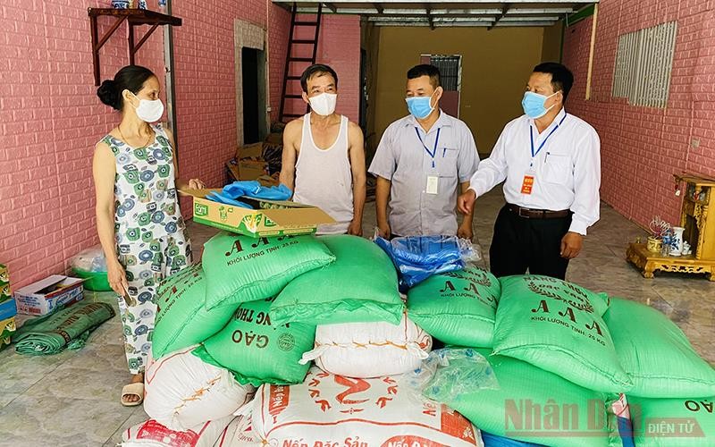 Cán bộ thị trấn Nếnh huyện Việt Yên (Bắc Giang) kiểm tra hàng cứu trợ tại kho hàng.