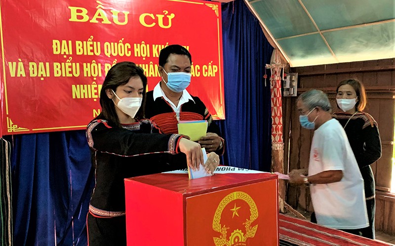 Đồng bào dân tộc thiểu số ở Đắk Lắk thực hiện quyền cử tri.