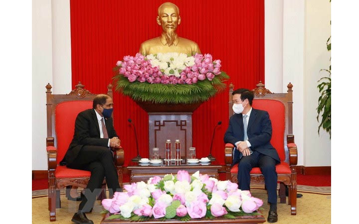 Đồng chí Võ Văn Thưởng (bên phải) tiếp Đại sứ Singapore tại Việt Nam Jaya Ratnam. (Ảnh: Phương Hoa/TTXVN)