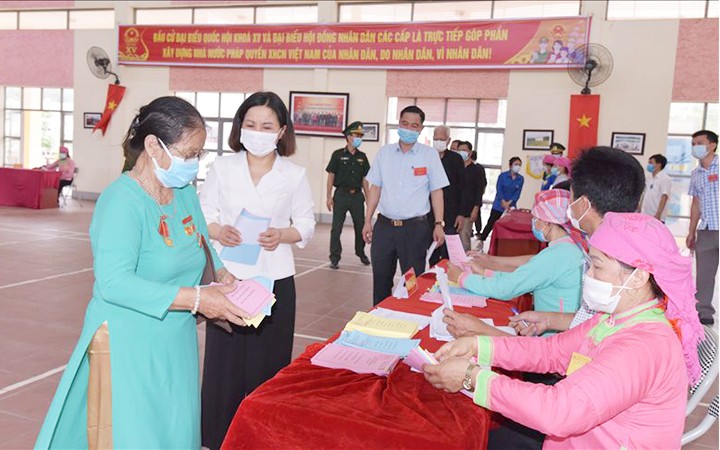 Lãnh đạo tỉnh Lào Cai và huyện Bát Xát phối hợp kiểm tra công tác tuyên truyền bầu cử đại biểu HĐND các cấp.