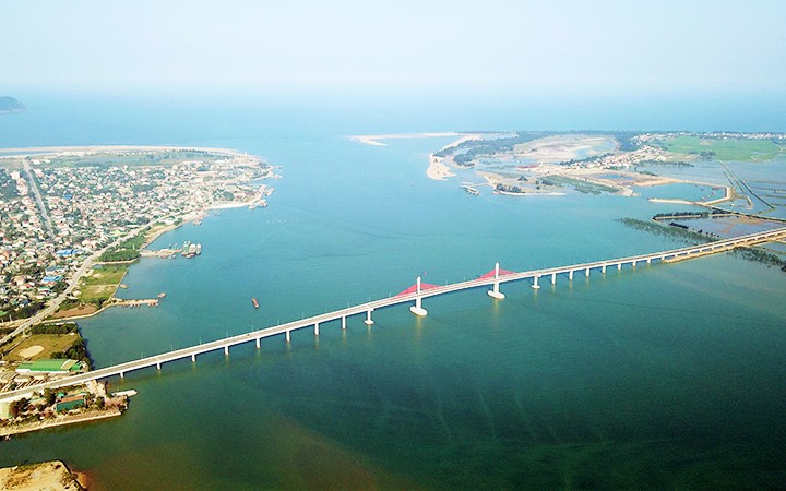 Cầu Cửa Hội nối hai bờ sông Lam và quốc lộ ven biển hai tỉnh Nghệ An - Hà Tĩnh.