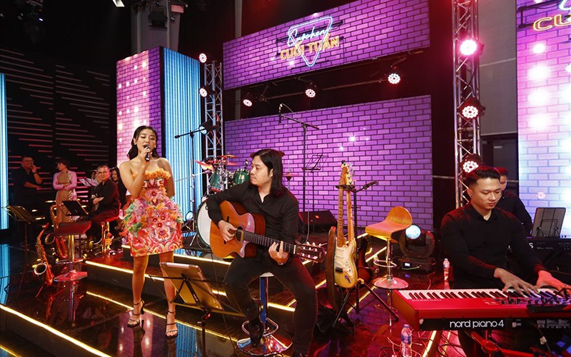 Ca sĩ Văn Mai Hương mang đến nhiều ca khúc ngọt ngào trong chương trình.