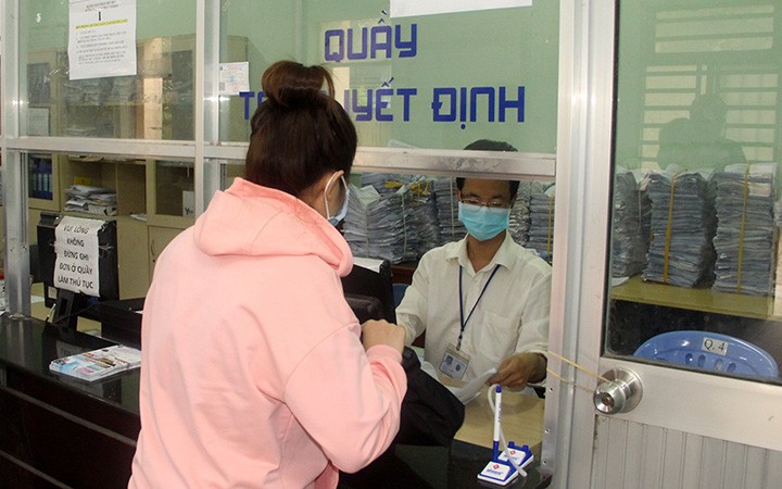 Xử lý hồ sơ bảo hiểm thất nghiệp của người lao động trước khi dịch bùng phát ở TP Hồ Chí Minh (Ảnh minh họa: Quý Hiền).