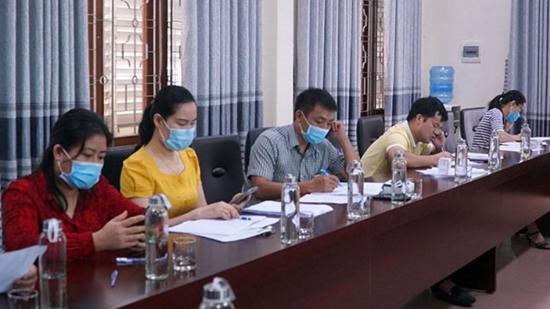 Các điện thoại viên của đường dây nóng tỉnh Quảng Bình 18008073 hoạt động hết công suất để phục vụ người dân.