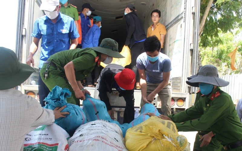 Người dân thị xã Điện Bàn đưa hàng lên xe vào TP Hồ Chí Minh giúp người dân khó khăn.