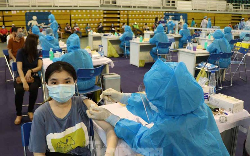 Những ngày qua, ngành Y tế TP Hồ Chí Minh đang thực hiện chiến dịch tiêm chủng vaccine ngừa Covid-19 lớn nhất từ trước đến nay.