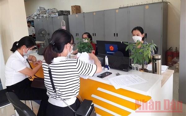 Người dân giải quyết thủ tục hành chính tại Trung tâm Phục vụ hành chính công tỉnh Cao Bằng.