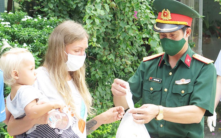 Hội Hữu nghị Việt - Nga phối hợp Liên hiệp các tổ chức hữu nghị tỉnh Khánh Hòa trao quà tặng công dân Nga đang gặp khó khăn do dịch Covid-19 tại Khánh Hòa. Ảnh: TTXVN