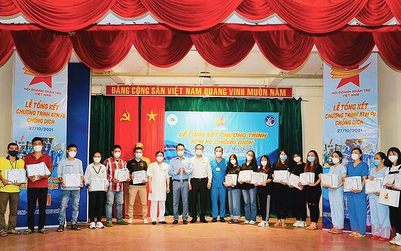 Đại diện Hội Doanh nhân trẻ Việt Nam và các đơn vị liên quan trao quà tri ân các tình nguyện viên tiêu biểu của chương trình “ATM F0 chống dịch”.