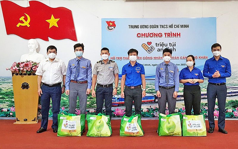 Đồng chí Bùi Quang Huy (ngoài cùng bên phải) trao “Túi an sinh” tặng đại diện thanh niên công nhân có hoàn cảnh khó khăn.