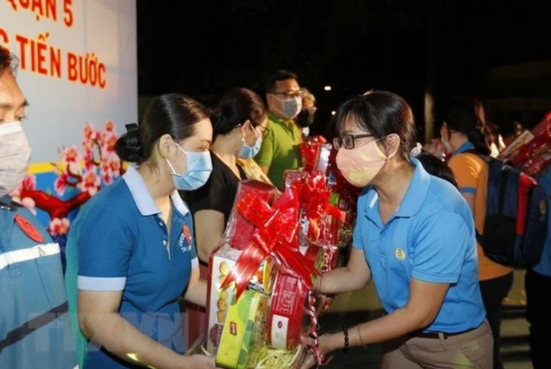 Liên đoàn Lao động TP Hồ Chí Minh trao tặng quà Tết cho người lao động có hoàn cảnh khó khăn trong Chương trình 'Tết Sum vầy' năm 2020. (Ảnh: TTXVN)